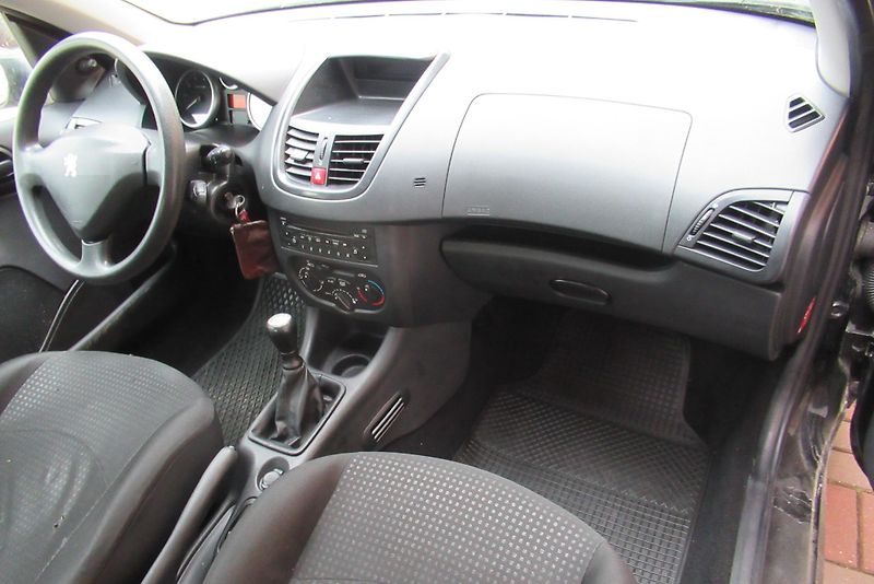 Peugeot 206 + 1.1i KLIMA - fotka 13 z 15