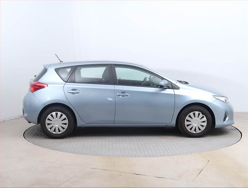 Toyota Auris (2013) 1.3 Dual VVT-i - fotka 6 z 14