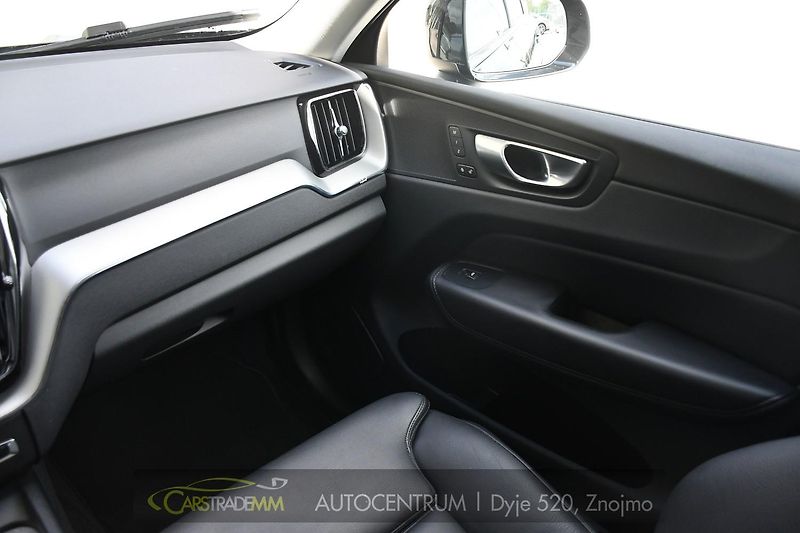 Volvo XC60 2.0T8 R-Desing RECHARGE - fotka 24 z 54