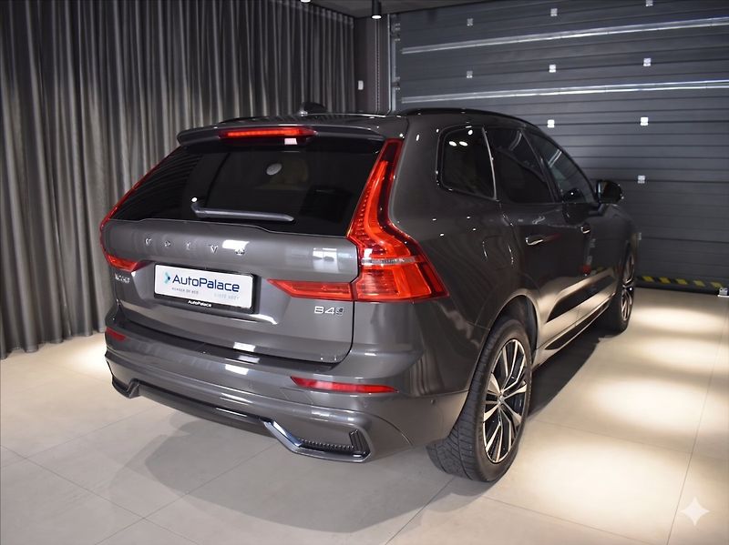 Volvo XC60 2,0 B4 AWD Ultimate tažné,pano - fotka 5 z 28