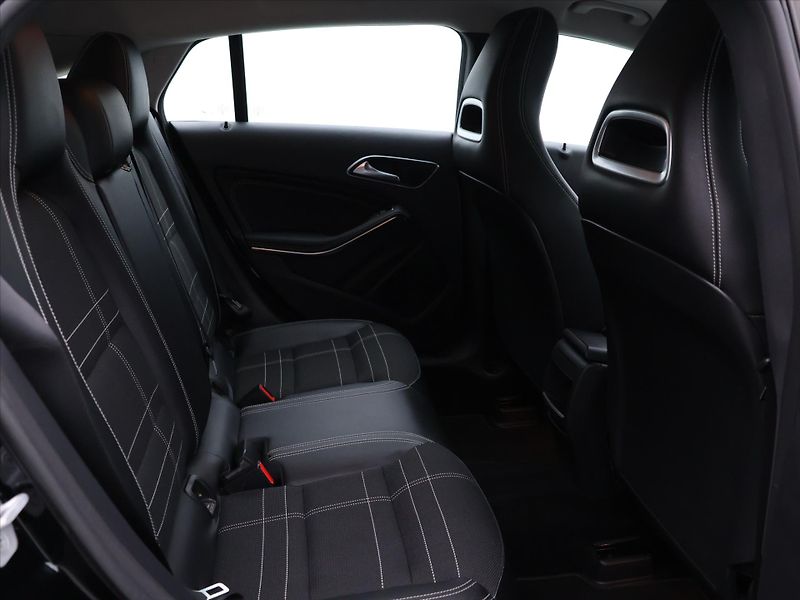 Mercedes-Benz CLA 2,0 250 155kW 4Matic Xenon - fotka 15 z 39