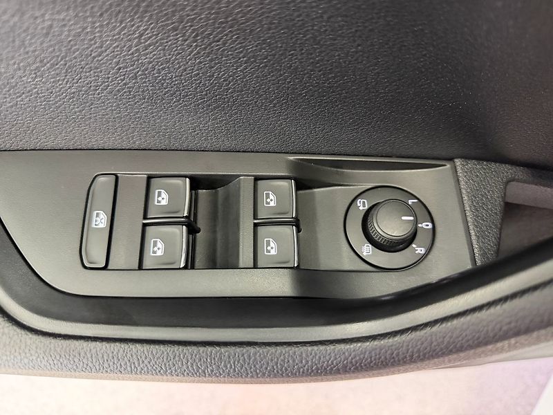 Škoda Superb 2.0TDI DSG 4X4 STYLE, ACC, PAN - fotka 24 z 27