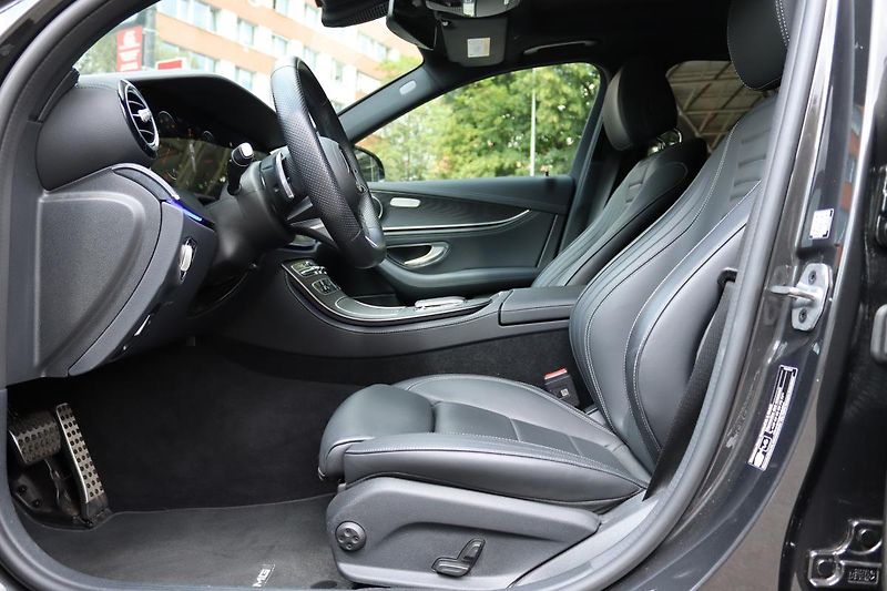 Mercedes-Benz Třídy E E 300D 4MATIC KOMBI AMG 195kW - fotka 22 z 50