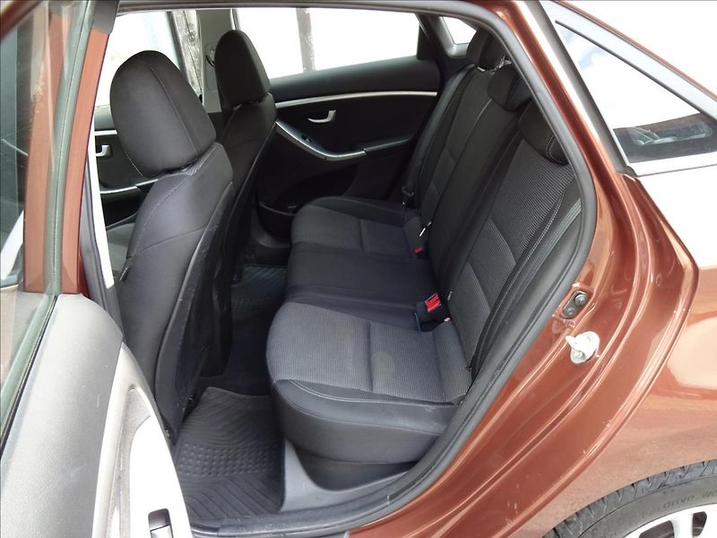 Hyundai i30 1,6i 88kW - fotka 19 z 48