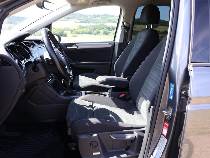 Volkswagen Touran 2,0 TDI 110kW DSG LED 1.Maj. - fotka 10 z 24