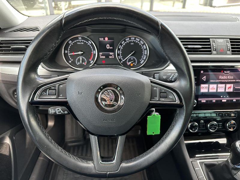 Škoda Superb 2.0 TDI Style - fotka 7 z 37