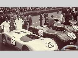 Vítězný Jaguar C-Type.