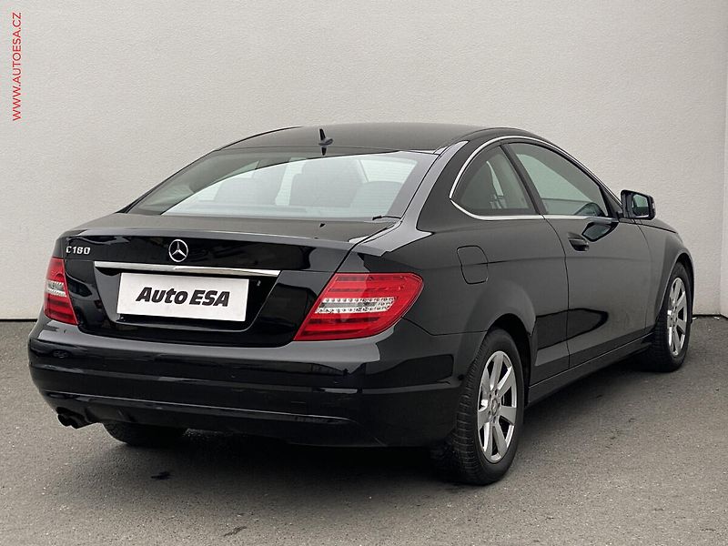 Mercedes-Benz Třídy C (2014) 1.6i C180, Klima - fotka 4 z 17