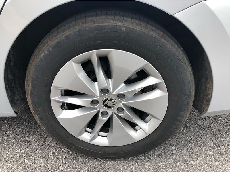 Škoda Octavia 2.0 TDi AMBITION - fotka 14 z 28