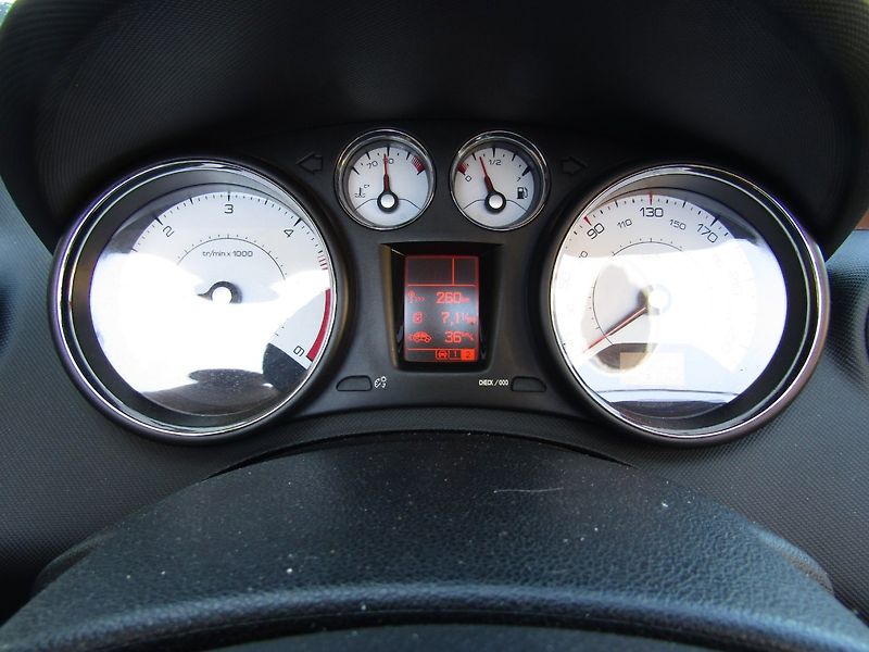 Peugeot 308 (2010) CC 1.6 HDI 82kW - fotka 17 z 30