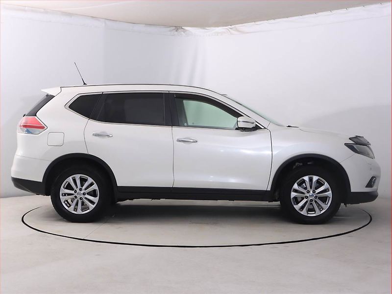 Nissan X-Trail (2015) Tekna 1.6 dCi, 7 míst - fotka 6 z 23