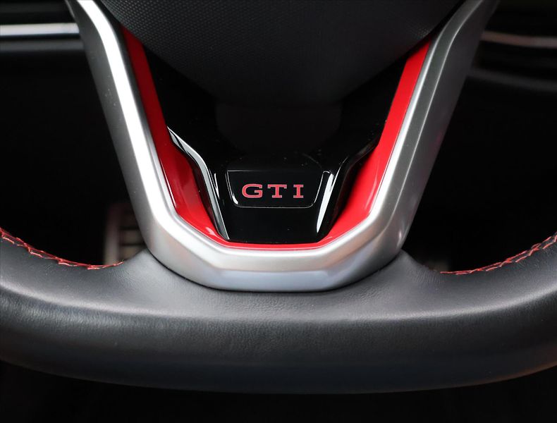 Volkswagen Golf 2,0 TSI GTI 180kW DSG DPH - fotka 31 z 41