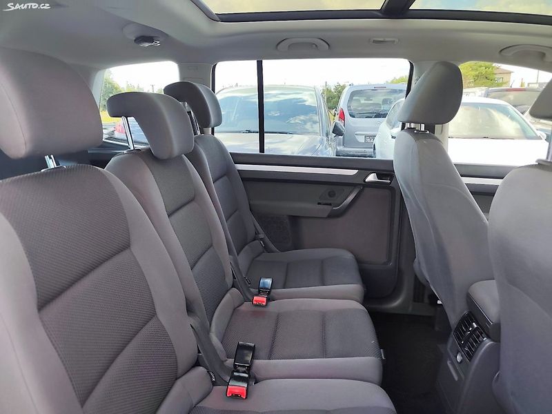 Volkswagen Touran (2014) - fotka 18 z 42