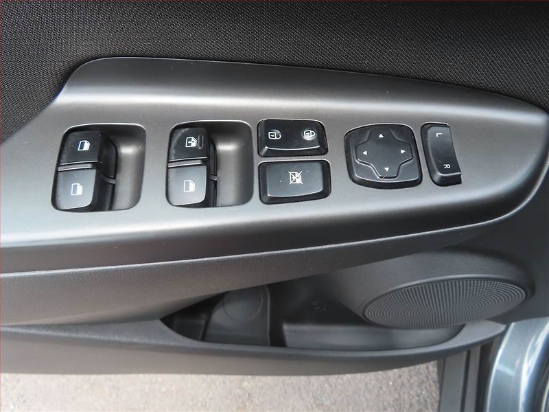 Hyundai Kona (2019) Family 1.0 T-GDI, Serv.kniha - fotka 16 z 19