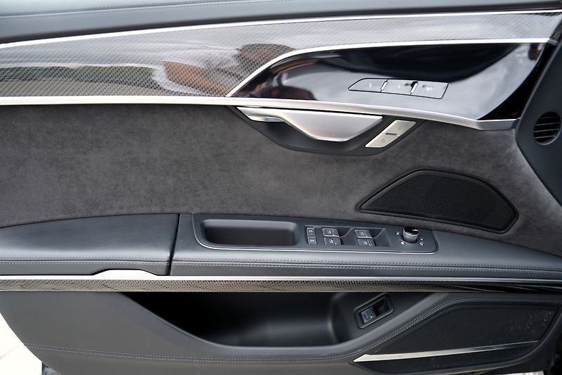 Audi S8 4.0 TFSI Quattro/B&O/Matrix/57 - fotka 17 z 48