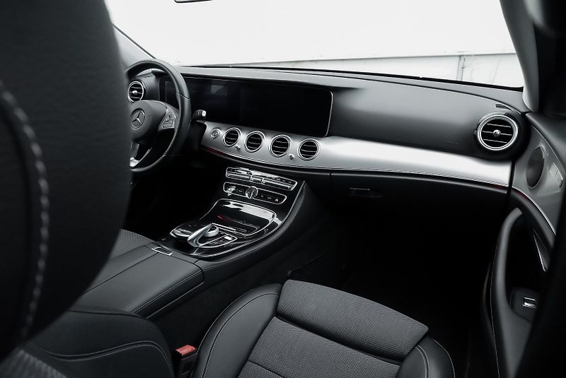 Mercedes-Benz Třídy E E  220 d AMG LINE - fotka 14 z 27