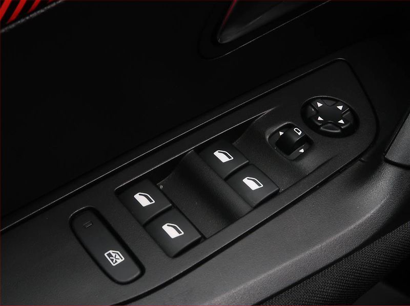 Peugeot 2008 (2021) 1.2 PureTech, ČR,1.maj - fotka 17 z 17