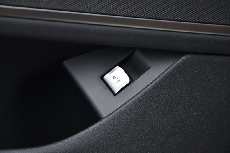 BMW Řada 7 740d xDrive 250kW LASER ČR - fotka 29 z 33