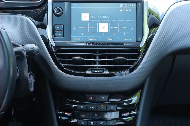Peugeot 2008 (2019) 1.2 PureTech, Serv.kniha, Navi - fotka 12 z 25