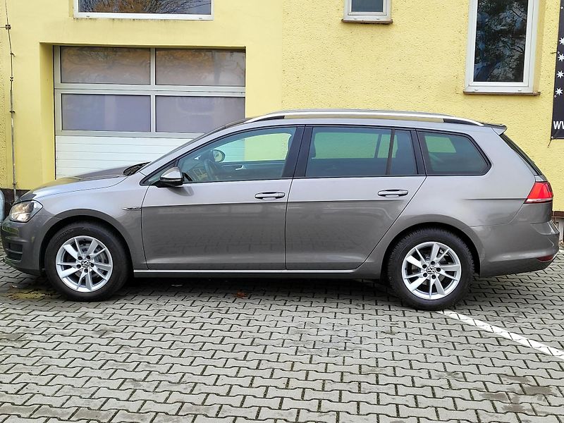 Volkswagen Golf 1,2 TSi LOUNGE 81kW *SERVIS* - fotka 10 z 45