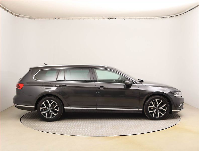 Volkswagen Passat (2021) 2.0 TDI, Automat, Kůže, Navi - fotka 6 z 31