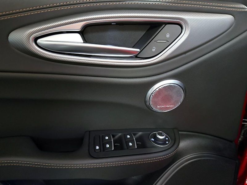 Alfa Romeo Giulia (2026) 2.0T 280k AT8 ZF Q4 4x4 Intens - fotka 10 z 23