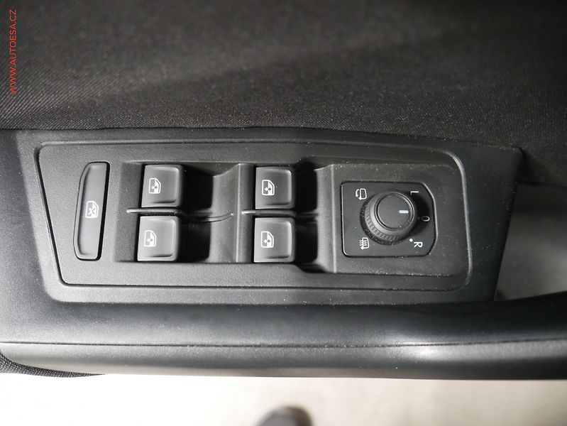 Volkswagen T-Roc (2023) 1.5TSi, 2.maj,ČR, Life, LED - fotka 19 z 25