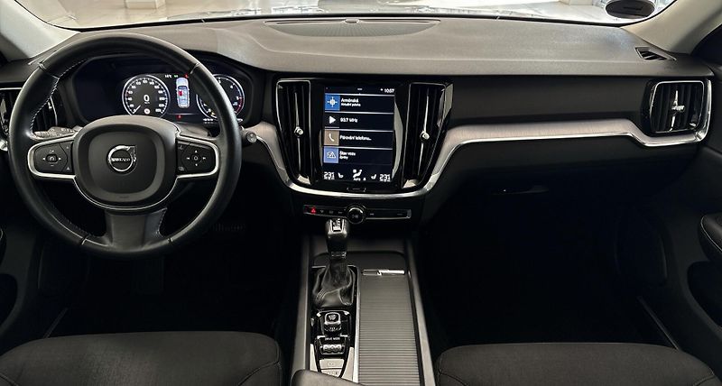 Volvo V60 (2018) D4 MOMENTUM + EL. TAŽNÉ - fotka 5 z 33