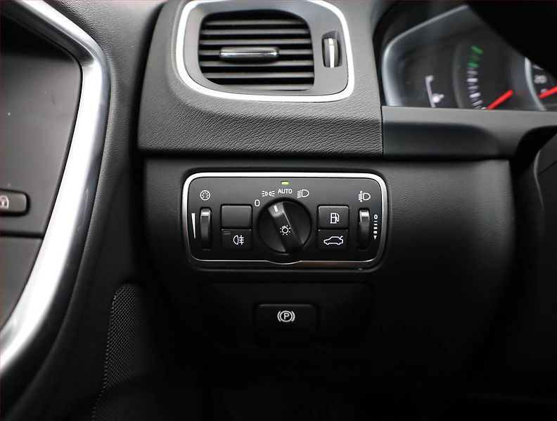 Volvo V60 (2016) D3 2.0, Navi, Tempomat - fotka 16 z 18
