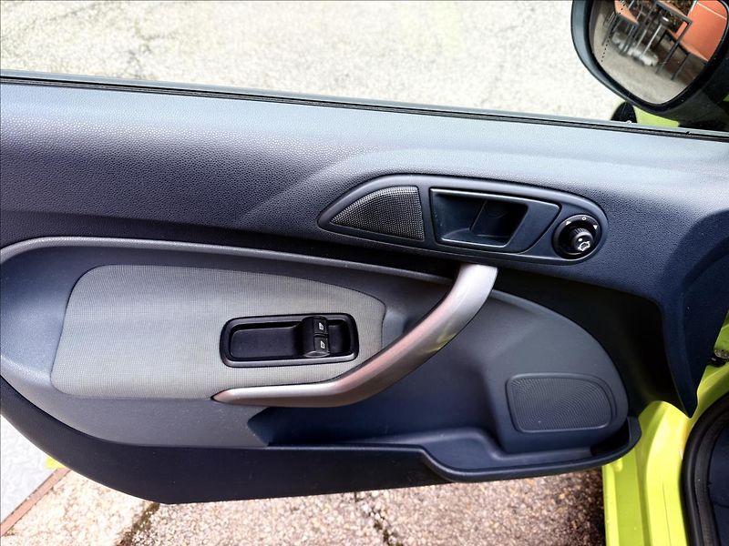 Ford Fiesta 1,2 i SPORT - fotka 10 z 27