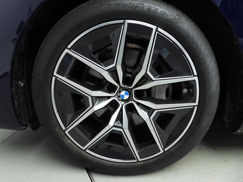 BMW i5 xDrive40 M-Sport 4zon H/K Vent - fotka 7 z 30