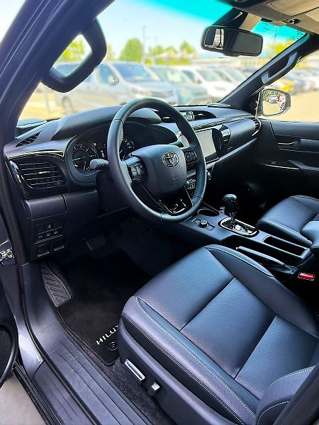 Toyota Hilux Invincible - fotka 7 z 8