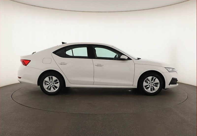 Škoda Octavia (2023) Ambition 1.5 TSI, ČR,1.maj - fotka 6 z 19