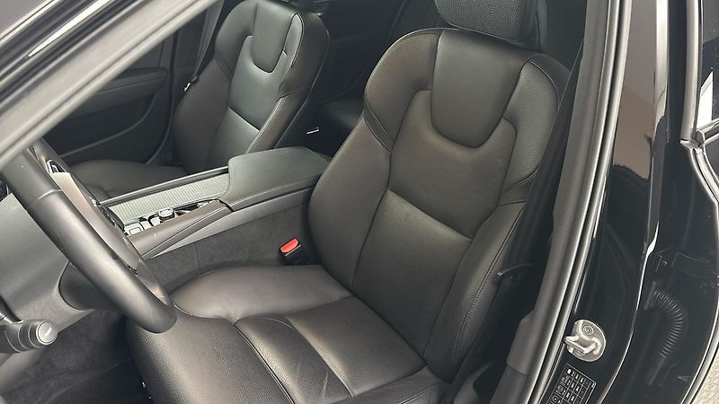 Volvo V90 2.0 B5 AUT Plus Dark - fotka 15 z 31