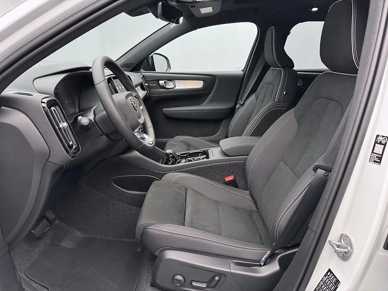 Volvo XC40 (2026) B3 AUT DARK PLUS - fotka 3 z 23