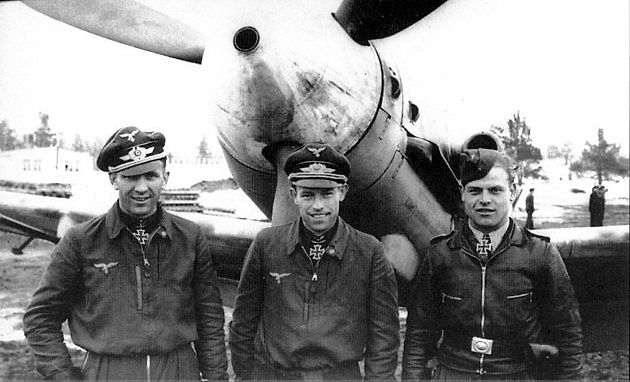 Trojice stíhací es Luftwaffe za II. světovéválky. Zleva Theo Weissenberger, Heinrich Ehrler a Rudolf Müller., zdroj: Wikimedia Commons, neznámýnautor, Bundesarchive, CC BY-SA 4.0
