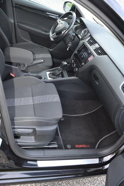 Škoda Octavia combi4x4 110 kW DSG Black line - fotka 33 z 42