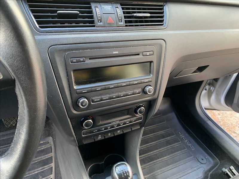 Škoda Rapid 1,2 TSI 77KW ČR,1.MAJITEL - fotka 13 z 17