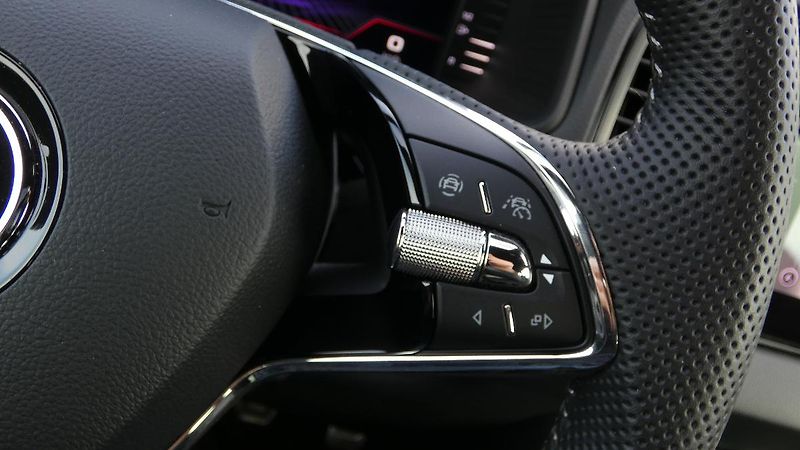 Škoda Karoq 1,5 TSI Sportline - fotka 13 z 23