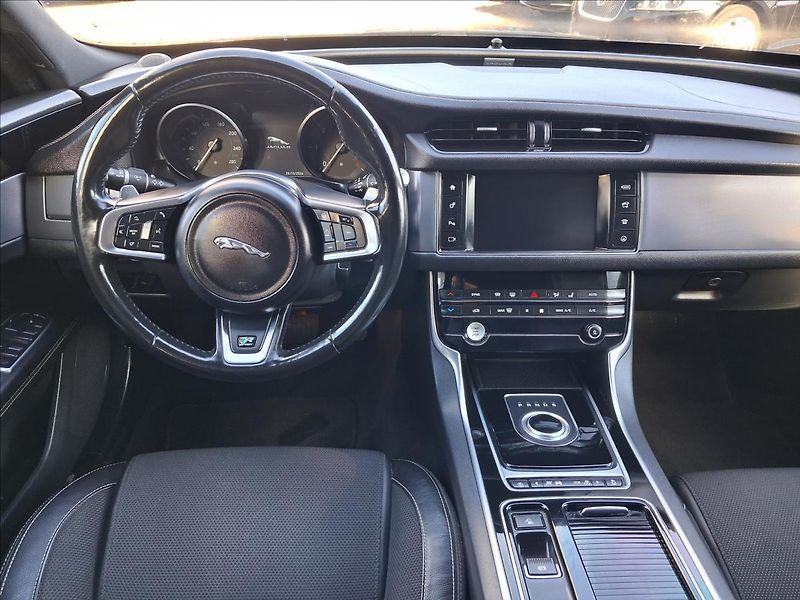 Jaguar XF 2,0 177kw, R-Sport - fotka 12 z 16
