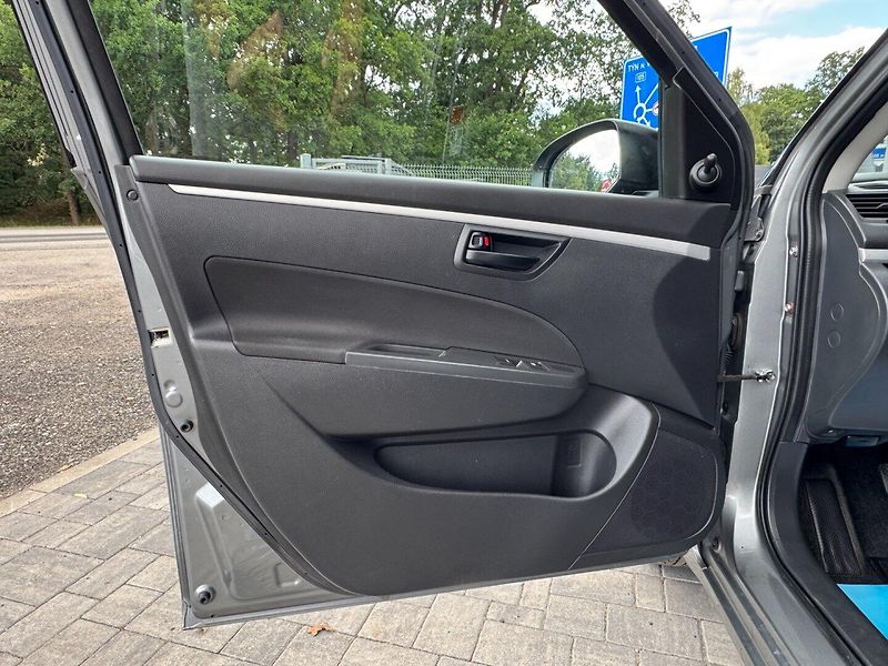 Suzuki Swift (2011) 1.2i - fotka 8 z 28