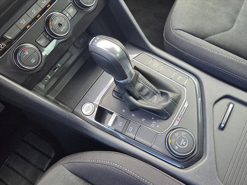 Volkswagen Tiguan 2,0 TDi 4x4 DSG Highline ČR 1. - fotka 17 z 21