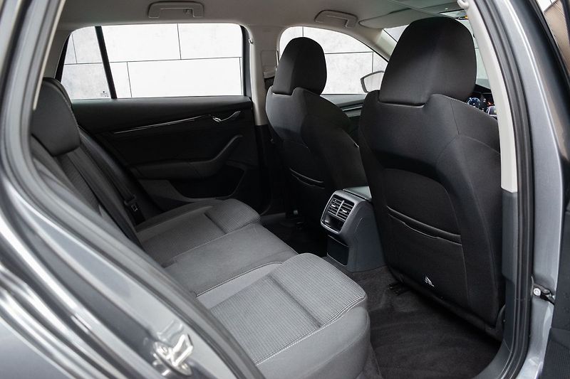 Škoda Octavia 2.0TDI DSG*ACC*MIRROR-LINK*DPH - fotka 13 z 32