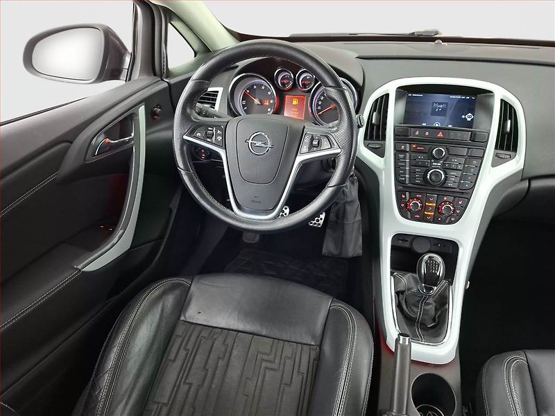 Opel Astra (2011) 2.0 CDTI, Xenony, Tempomat - fotka 7 z 13