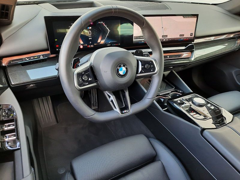 BMW Řada 5 (2025) 540d xDrive Touring M Sport - fotka 11 z 14