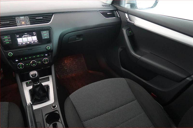 Škoda Octavia (2014) Ambition 1.6 TDI, Serv.kniha - fotka 8 z 17