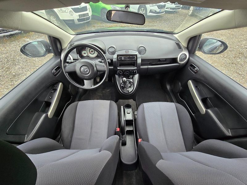 Mazda 2 (2010) 1.3 MZR 55KE klima - fotka 13 z 23