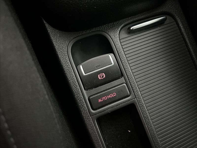 Volkswagen Tiguan 2,0   TDI,1.MAJ,SERVISKA,TAŽNÉ - fotka 17 z 22