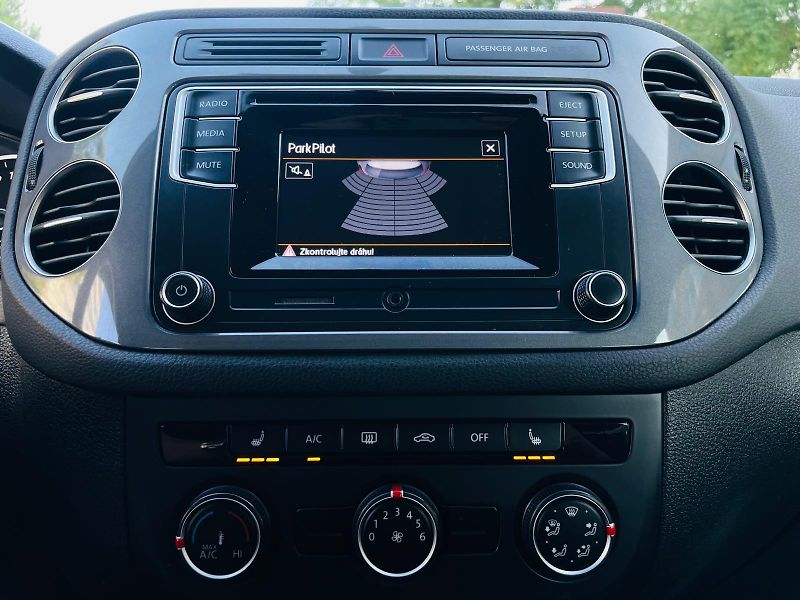 Volkswagen Tiguan 1.4TSI MANUÁL 1MAJITEL SENZORY - fotka 32 z 40