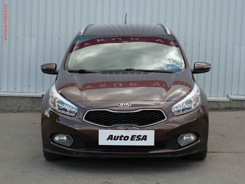 Kia Ceed (2014) 1.6 GDi, ČR, AC, tempo, park - fotka 2 z 18